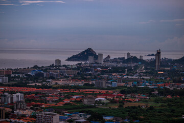 panoramic background of high mountain scenery, overlooking the atmosphere of the sea, trees and wind blowing in a cool blur, spontaneous beauty