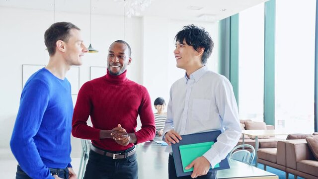 会話する多国籍の男性グループ　グローバルビジネス　スローモーション　サークルショット 