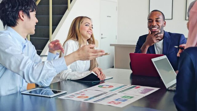 ミーティングする人々　グローバルビジネス　スローモーション　サークルショット 