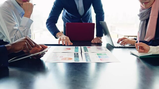 ミーティングする人々　グローバルビジネス　スローモーション　ティルト 