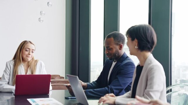 ミーティングする多国籍グループ　グローバルビジネス