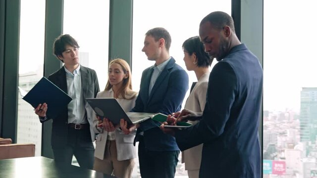 ミーティングする多国籍グループ　グローバルビジネス　スローモーション　サークルショット 