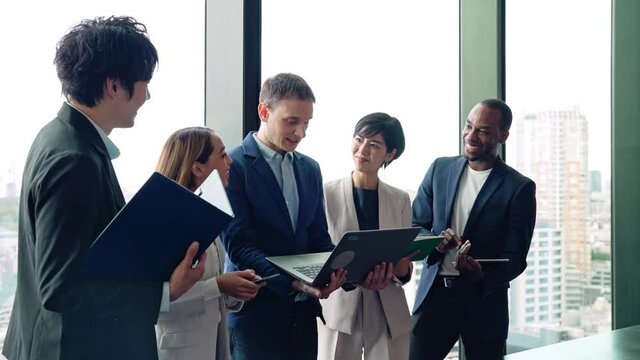 ミーティングする多国籍グループ　グローバルビジネス　スローモーション　サークルショット 