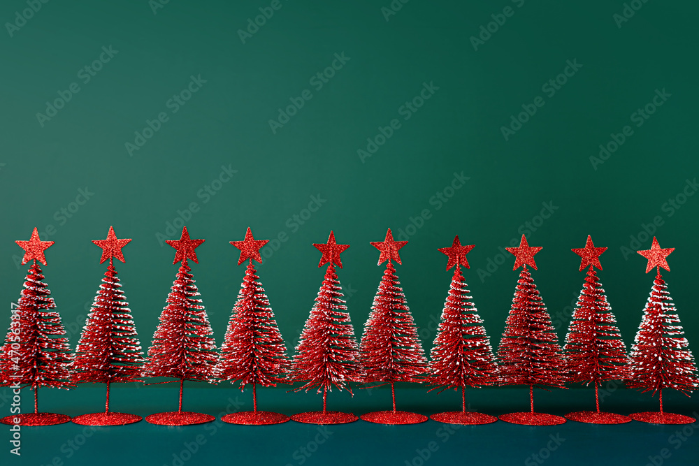 Aufkleber christmas tree red color with star pine tree group on green background with space