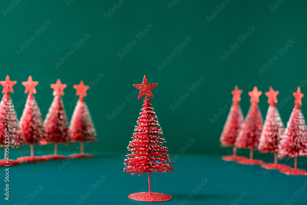 Aufkleber christmas tree red color with star pine tree group on green background with space