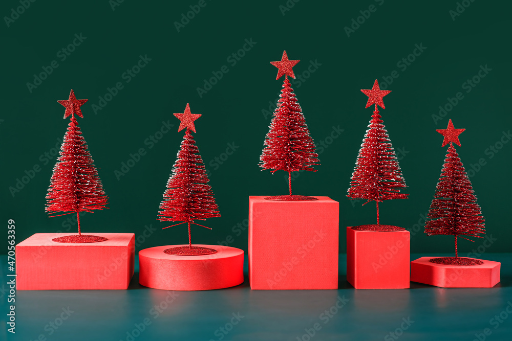 Aufkleber christmas tree red color with star pine tree group on green background with space