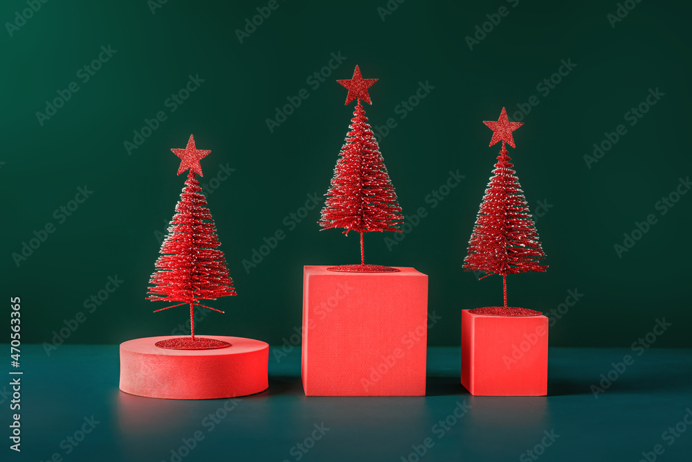 Aufkleber christmas tree red color with star pine tree group on green background with space