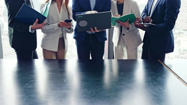 ミーティングする多国籍グループ　グローバルビジネス　スローモーション　ドリーアウト