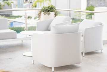 Hermosa terraza con sillas blancas en un ambiente tranquilo