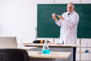 Old male doctor dentist in the classroom