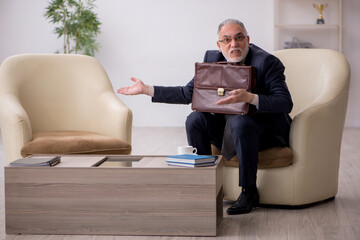 Fototapeta premium Old businessman employee waiting for business meeting