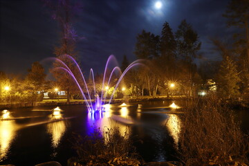 Fontanna, woda, noc, park. księżyc, Ciechocinek © Marcin