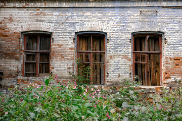 Fototapeta na wymiar The windows of a dilapidated merchant building of the 19th century in the city of Kamen-na-Ob, Russia