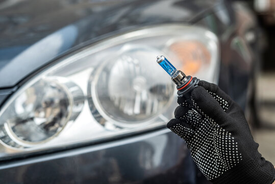 service man replacement halogen car bulb of the front headlight