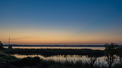 湿地帯の夜明け