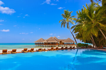 Obraz na płótnie Canvas Pool and cafe on Maldives beach