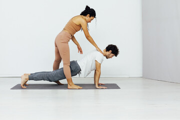 Obraz premium a woman and a man engaged in paired gymnastics yoga asana