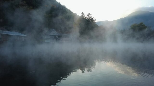 早朝の金鱗湖　朝霧