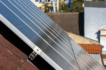 Obraz premium Solar panels on the roof of a house in the city.