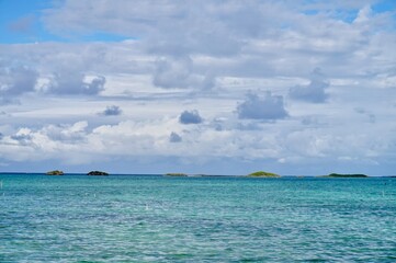 沖縄県宮古島　沖に浮かぶ島