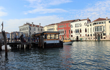 Fototapeta na wymiar ÖPNV in Venedig im Canal Grande
