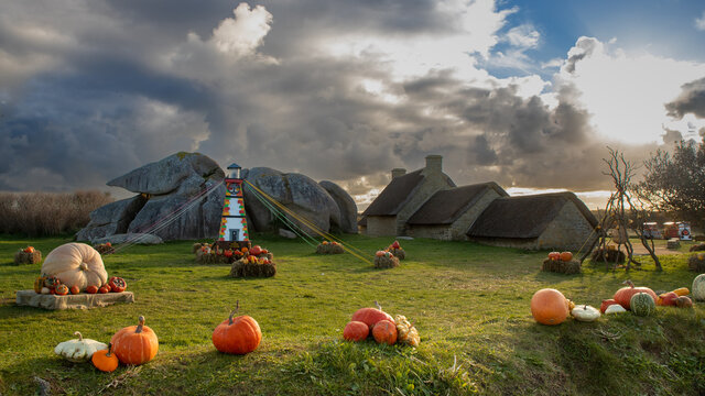 Village de Meneham (Bretagne) décoré pour halloween avec maisons typiques