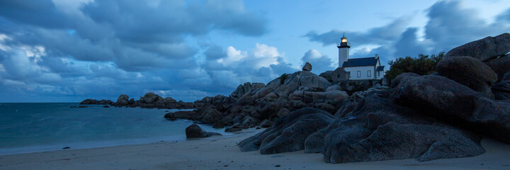 Photographie panoramique du phare de pontusval et de sa plage de Bretagne à l'heure bleue, peu...