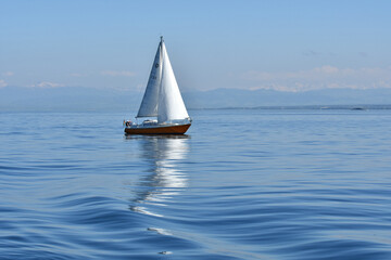 Segelboot mit Spiegelung