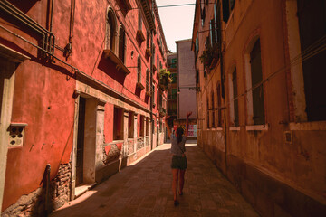 Marche dans le coeur de Venise en été