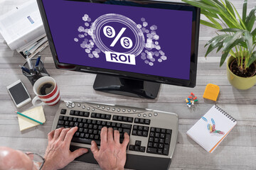 Naklejka premium Roi concept on a computer