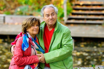 Älteres Paar im Garten