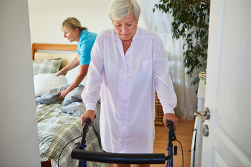 Seniorin mit Rollator nach Schlaganfall in einer Reha Klinik