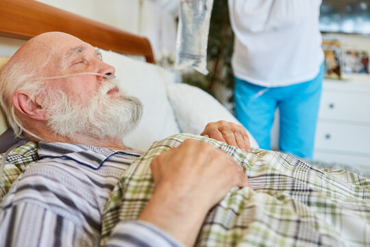 Kranker Senior mit Sauerstoffbrille im Bett im Krankenhaus