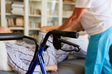 Rollator im Wohnzimmer von Senior mit Behinderung
