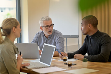 Obraz premium Business people in modern meeting room working together on project