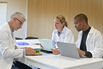 Obraz premium Medical team meeting in hospital room