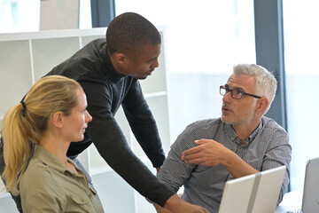 Obraz premium Business people in modern meeting room working together on project
