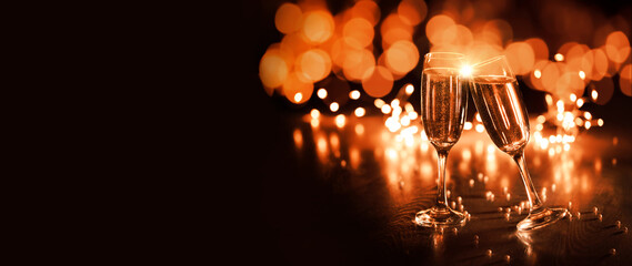 2023 Nowy Rok. Dwie lampki szampana na tle świateł bokeh,  - obrazy, fototapety, plakaty