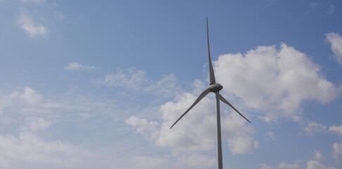 Aerogenerador y cielo con nubes