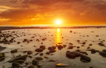 Foto op Plexiglas Sunrise over the boulders in the sea in Myanmar © Fyle