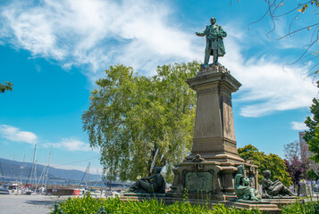 Fototapeta na wymiar Monumento a Elduayen en los jardines das avenidas en la ciudad de Vigo, España