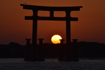 弁天島の鳥居に沈む夕日	