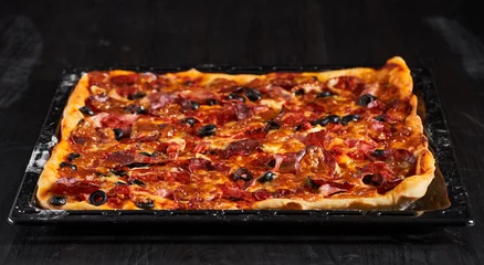 Foto op Plexiglas Homemade pepperoni pizza © Xalanx