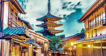 Obraz premium Yasaka Pagoda and City Street at sunset, Kyoto, Japan