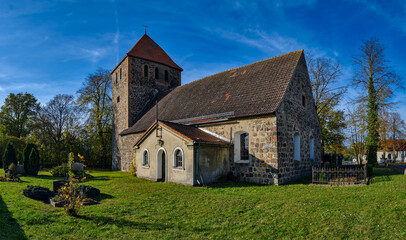 Fototapeta na wymiar Denkmalgeschützte Dorfkirche in Weesow, Blick von Osten (Panorama aus 6 Einzelbildern)