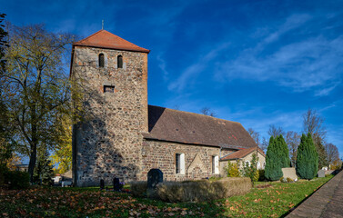 Fototapeta na wymiar Denkmalgeschützte Dorfkirche Weesow mit ihrem massiven Westturm (Blick von Süden)