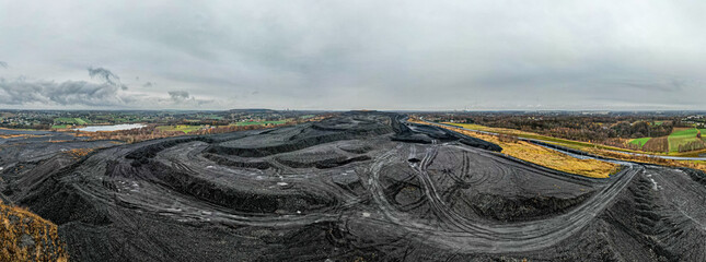 Hałda Pochwacie - częściowo zrekultywowane, czynne składowisko odpadów pogórniczych węgla...