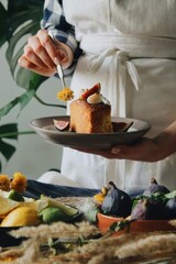 Lemon cake with figs