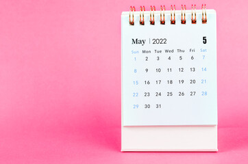 Obraz na płótnie Canvas May 2022 desk calendar on pink background.