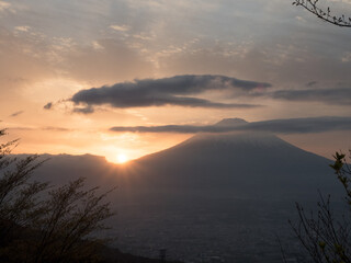 富士山の見える高台。間も無く夜が訪れる時間。A hill overlooking Mt. Fuji. It's time for the night to come soon.